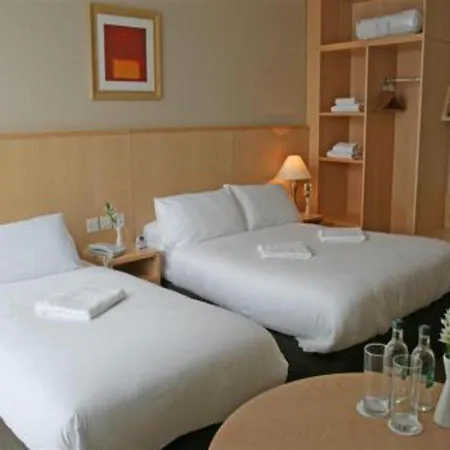 酒店 Travelodge Airport South 3*