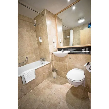 מלון Travelodge Airport South 3*