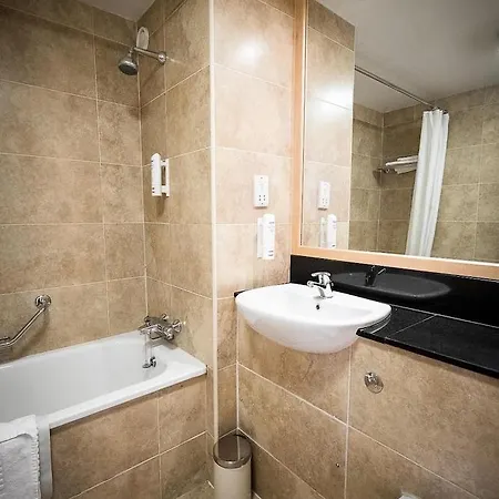 Travelodge Airport South מלון