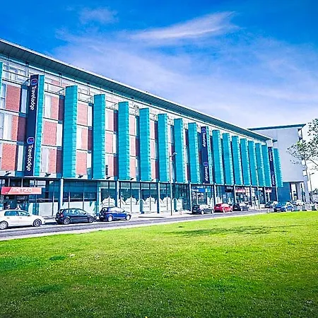 Travelodge Airport South 3*