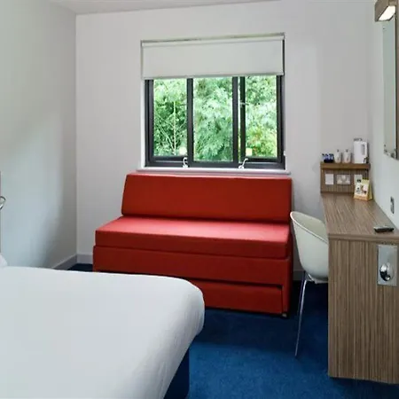 Travelodge Airport South מלון