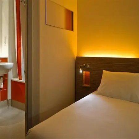 Travelodge Airport South 3*