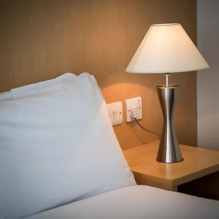 Travelodge Airport South מלון