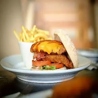 Travelodge Airport South Szálloda 3*