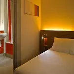 Travelodge Airport South 3*